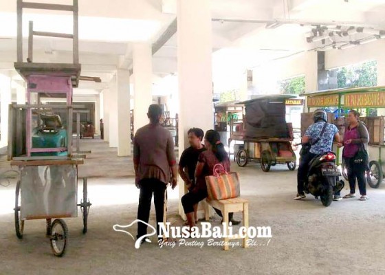 Nusabali.com - pedagang-pasar-senggol-tak-punya-tempat-gerobak