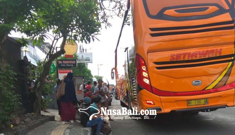 www.nusabali.com-bus-akap-nekat-naikkan-penumpang-di-pinggir-jalan