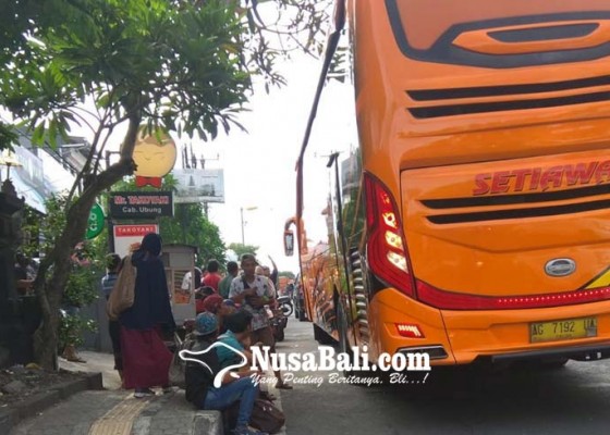 Nusabali.com - bus-akap-nekat-naikkan-penumpang-di-pinggir-jalan