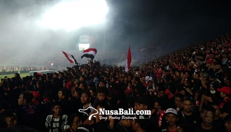 www.nusabali.com-laga-terakhir-ribuan-suporter-bali-united-padati-stadion-wayan-dipta