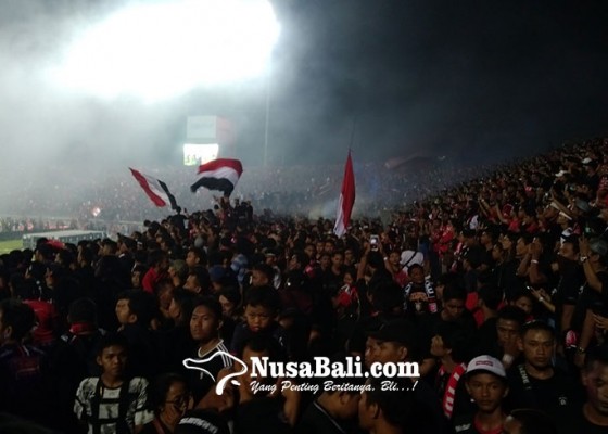 Nusabali.com - laga-terakhir-ribuan-suporter-bali-united-padati-stadion-wayan-dipta