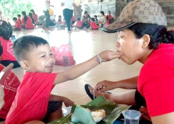 Nusabali.com - hari-ibu-ibu-dan-anak-berlomba-suapkan-nasi