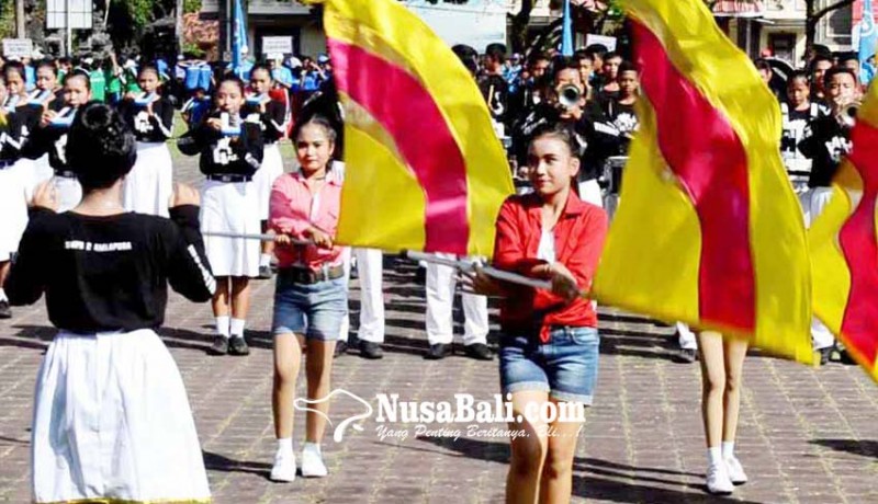 www.nusabali.com-parade-drum-band-pelajar-meriahkan-pergantian-tahun-di-karangasem