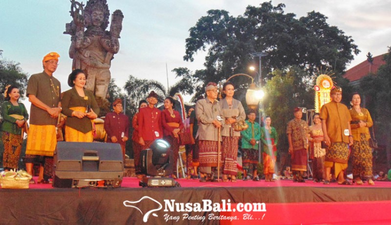 www.nusabali.com-lansia-denpasar-ikuti-fashion-show-busana-adat-kondangan
