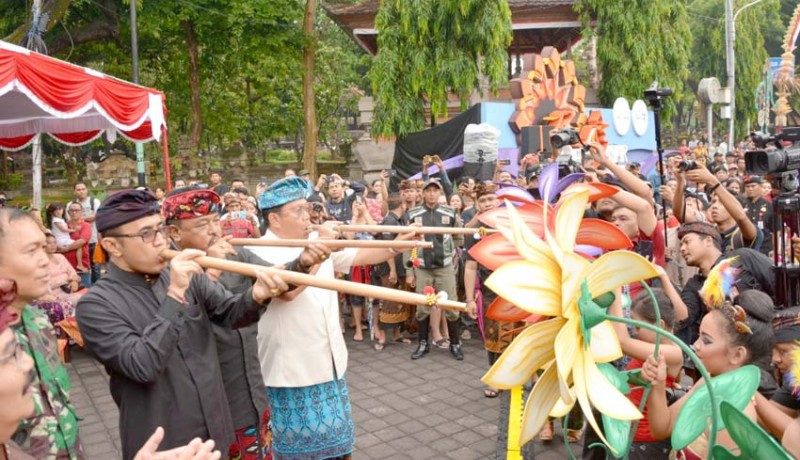 www.nusabali.com-matetulupan-tutup-denpasar-festival-xii