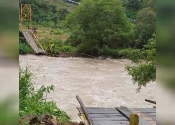 Nusabali.com - jembatan-gantung-ambruk-10-tewas-terbawa-arus