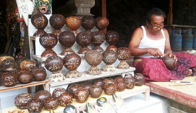 www.nusabali.com-kerajinan-batok-kelapa-masih-diminati-wisatawan