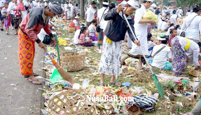 www.nusabali.com-pangayah-bersihkan-sampah-hingga-malam