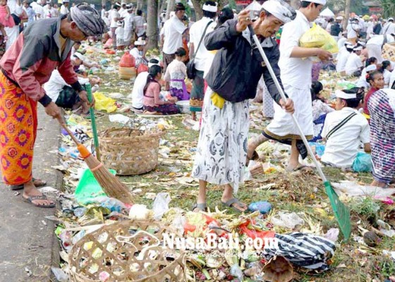 Nusabali.com - pangayah-bersihkan-sampah-hingga-malam