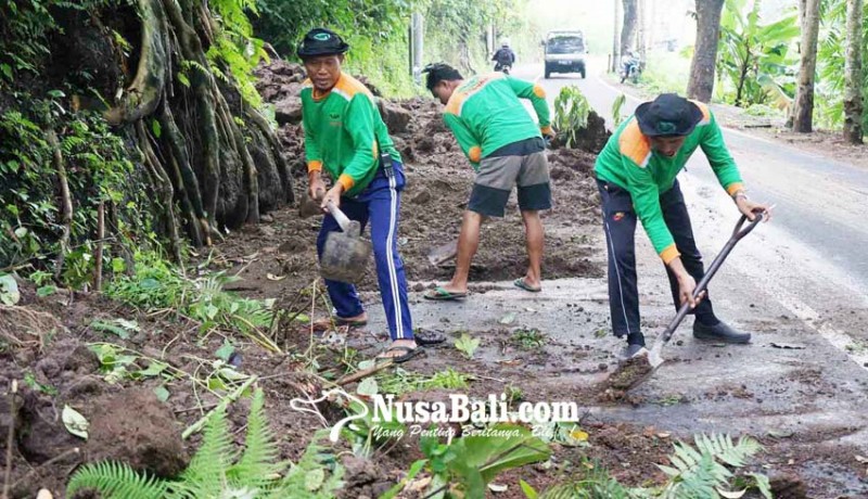 www.nusabali.com-relawan-dan-mandor-bersihkan-material-longsor