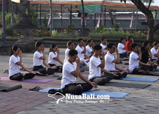 Nusabali.com - mahasiswa-ihdn-demonstrasikan-yoga-di-bulan-bahasa-bali-2020