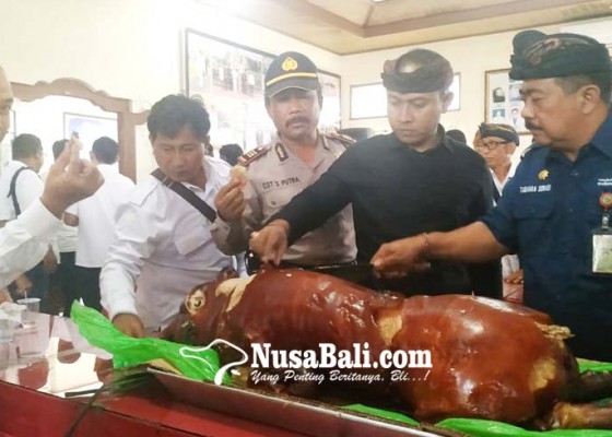 Nusabali.com - kecamatan-marga-kampanye-makan-babi-bersama