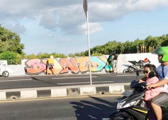 Nusabali.com - balai-jalan-nasional-usut-pelaku-vandalisme-di-underpass-ngurah-rai