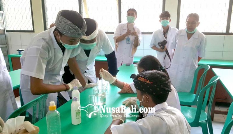 www.nusabali.com-hand-sanitizer-langka-siswa-smpn-1-singaraja-praktik-bikin-sendiri