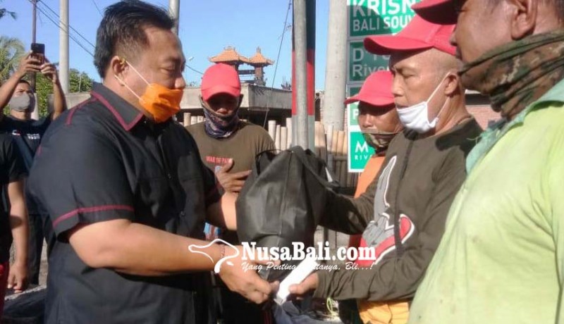www.nusabali.com-anggota-dpr-ri-bagikan-sembako-untuk-petugas-kebersihan