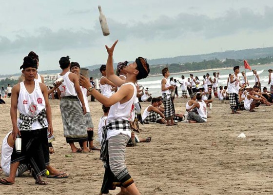 Nusabali.com - legian-beach-festival-bartender-pecahkan-rekor-muri