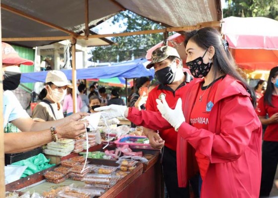 Nusabali.com - ketua-pkk-ny-adnyani-mahayastra-bagikan-ribuan-masker-di-pasar