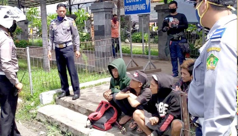 NUSABALI com Naik Bak  Truk  4 Anak Punk Dikembalikan ke Jawa 