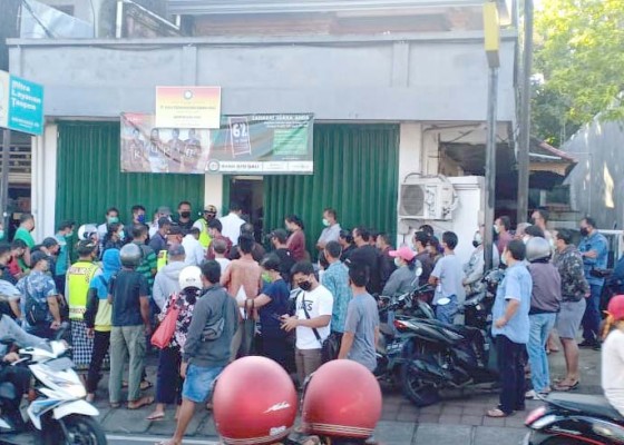 Nusabali.com - kerumunan-massa-antre-bikin-rekening-dibubarkan-polisi