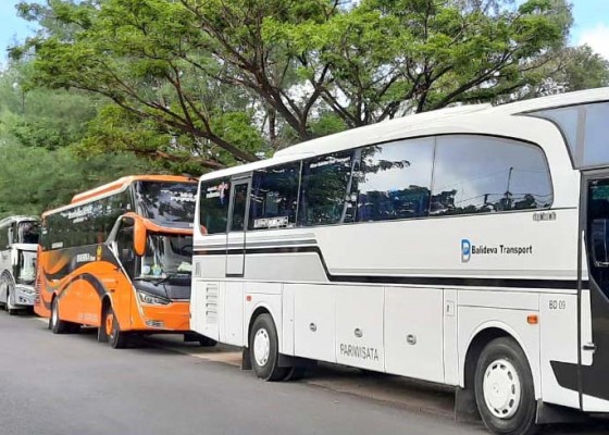 Nusabali.com - puluhan-bus-pariwisata-konvoi-panaskan-mesin-sambil-unjuk-rasa