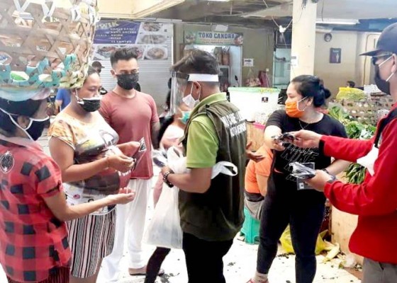 Nusabali.com - warga-dan-pedagang-antusias-dapatkan-masker-dari-pwi-ikwi-bali