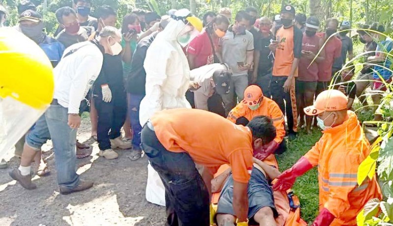 www.nusabali.com-mayat-ditemukan-di-selokan-petugas-evakuasi-kenakan-apd