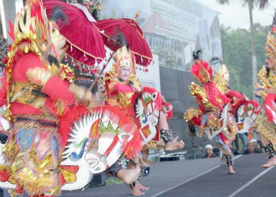 Nusabali.com - sepi-penonton-di-pembukaan-festival-taman-ujung