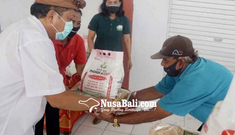 www.nusabali.com-rai-mantra-serahkan-bantuan-pupuk-npk-dan-benih-padi-kepada-petani-denpasar