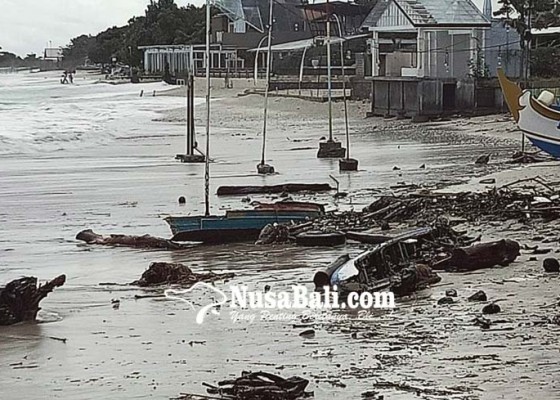 Nusabali.com - 5-perahu-nelayan-kedonganan-rusak-diterjang-rob