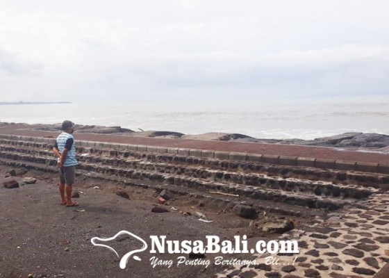 Nusabali.com - air-pasang-genangi-parkiran-pantai-lebih