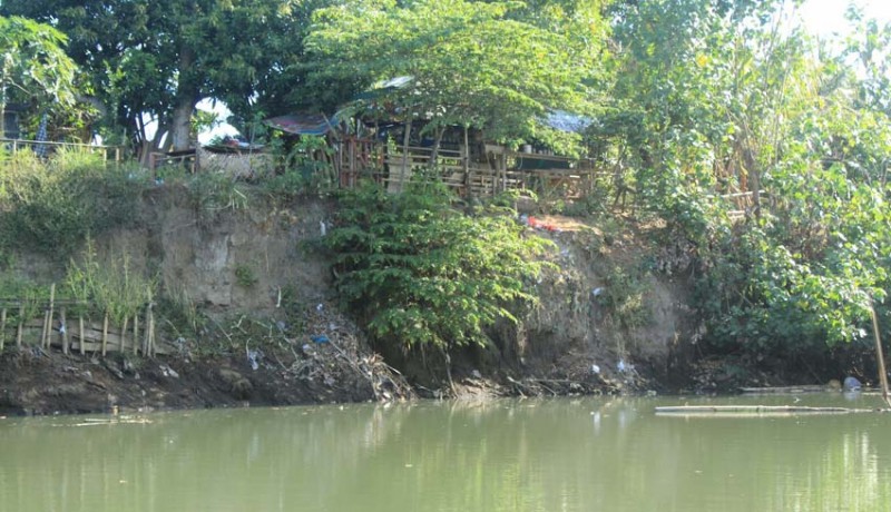 www.nusabali.com-rumah-lima-kk-terancam-abrasi-sungai-samblong