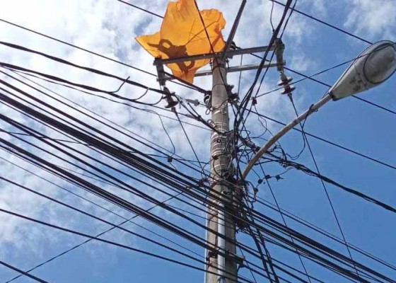 Nusabali.com - pln-ingatkan-bahaya-main-layangan-dekat-jaringan-listrik