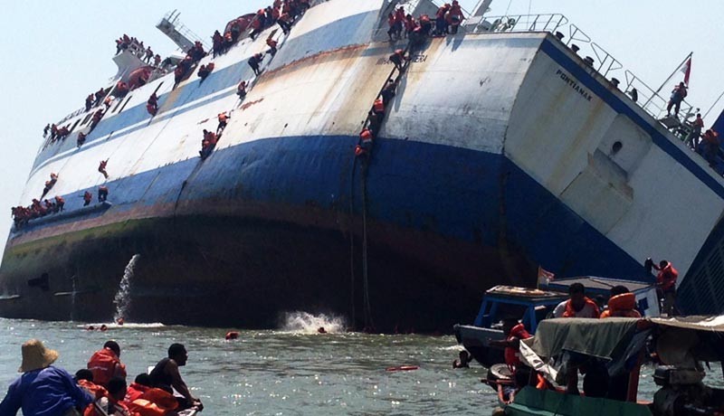 www.nusabali.com-kapal-tenggelam-di-teluk-lamong-175-penumpang-dievakuasi