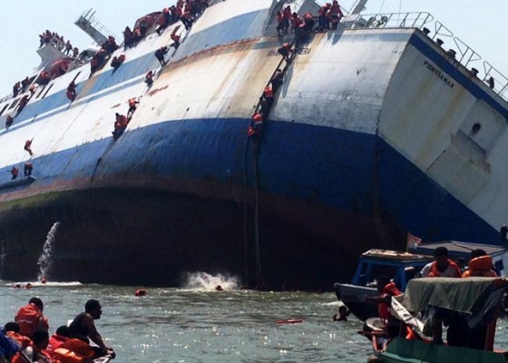 Nusabali.com - kapal-tenggelam-di-teluk-lamong-175-penumpang-dievakuasi