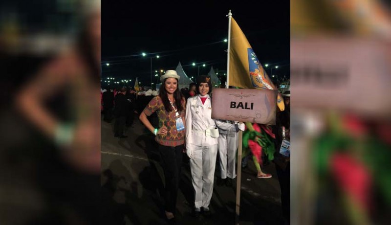 www.nusabali.com-miss-indonesia-2012-ines-putri-bawa-bendera-kontingen-bali