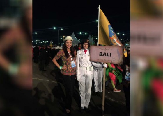 Nusabali.com - miss-indonesia-2012-ines-putri-bawa-bendera-kontingen-bali