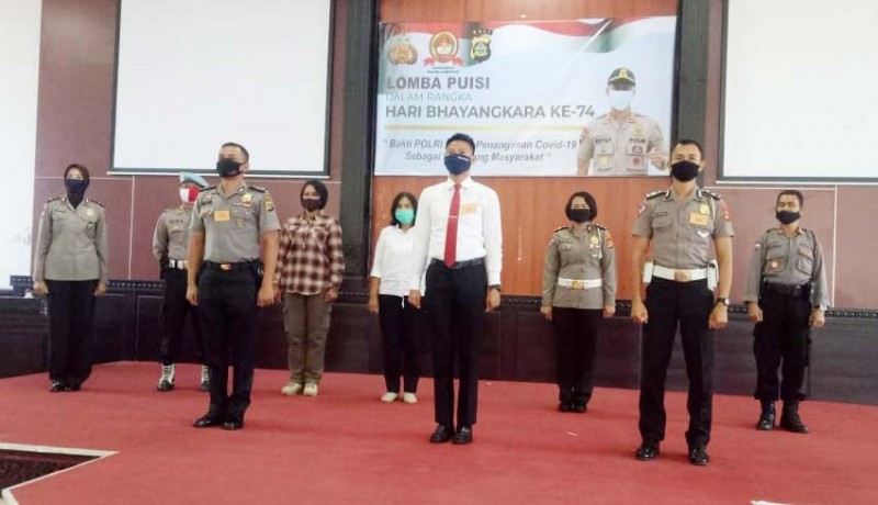 www.nusabali.com-pelajar-polisi-hingga-bhayangkari-di-jembrana-unjuk-gigi-berpuisi