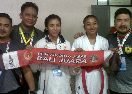 Nusabali.com - cok-istri-persembahkan-medali-emas-dari-karate
