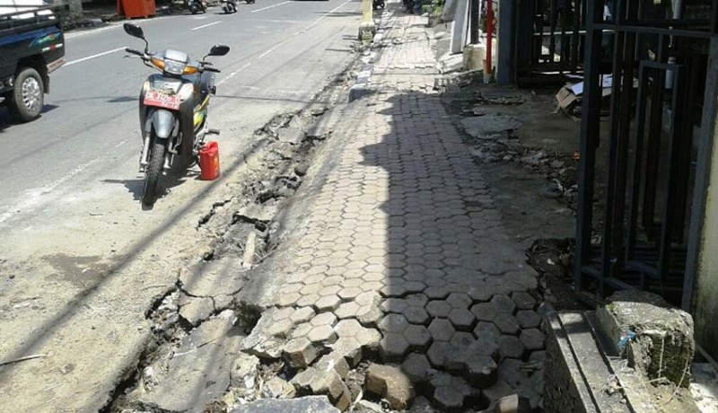 www.nusabali.com-diterjang-banjir-trotoar-banyak-hancur