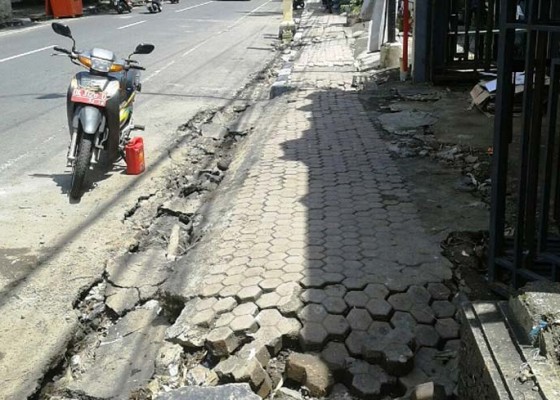 Nusabali.com - diterjang-banjir-trotoar-banyak-hancur