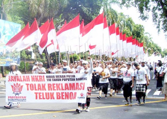 Nusabali.com - tolak-reklamasi-kirab-110-bendera-merah-putih