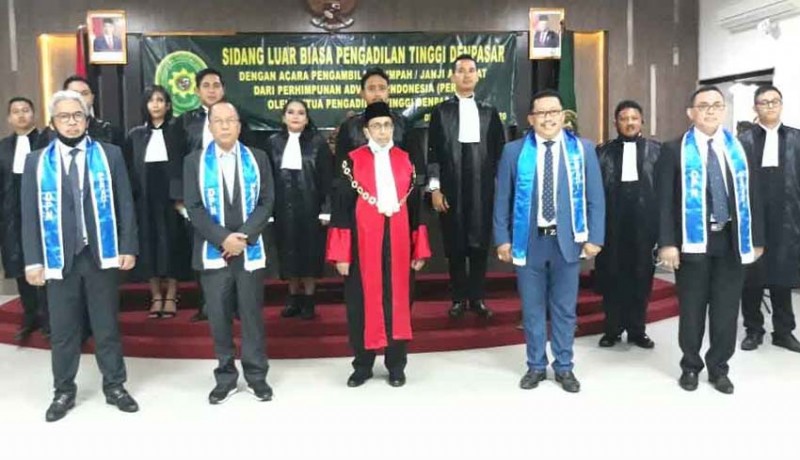 www.nusabali.com-pt-denpasar-ambil-sumpah-97-advokat-baru