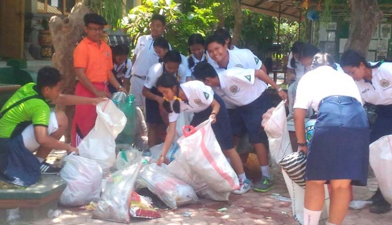 www.nusabali.com-peduli-lingkungan-siswa-berburu-sampah