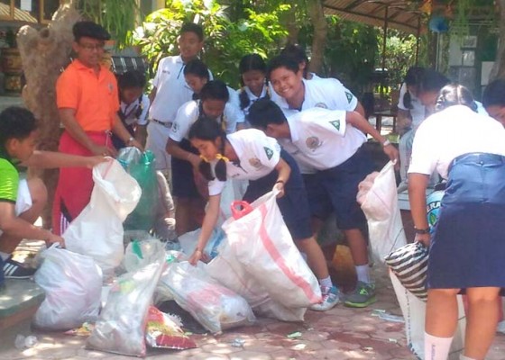 Nusabali.com - peduli-lingkungan-siswa-berburu-sampah