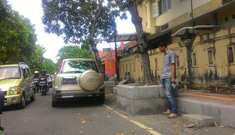www.nusabali.com-parkir-liar-di-jalan-pulau-nias-dikeluhkan