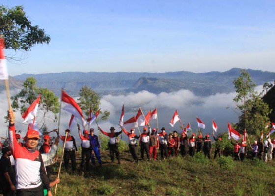 Nusabali.com - 75-bendera-merah-putih-dikibarkan-di-puncak-gunung-abang