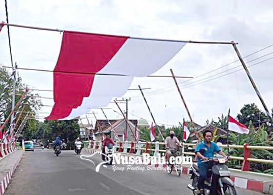 Nusabali.com - sambut-hut-ri-kain-merah-putih-45-meter-terbentang-di-atas-jembatan