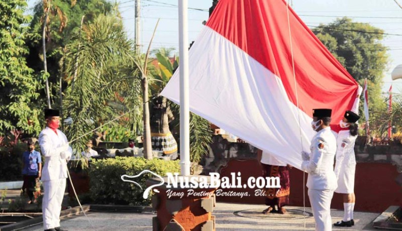 www.nusabali.com-pengibar-bendera-upacara-proklamasi-ke-75-dibatasi-hanya-tiga-orang
