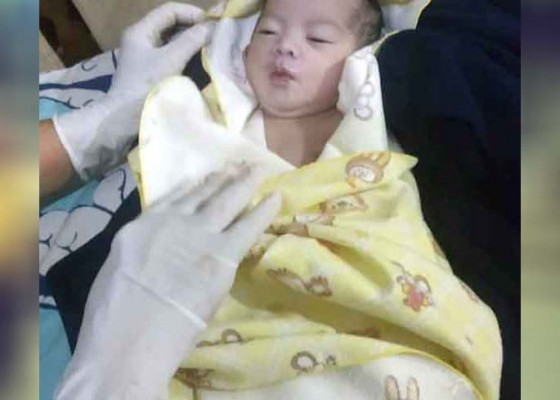 Nusabali.com - bayi-terbungkus-selimut-ditemukan-di-depan-panti-asuhan