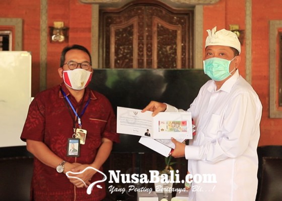 Nusabali.com - walikota-denpasar-terima-uang-peringatan-kemerdekaan-75-tahun-ri